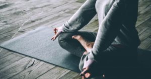 ¿Cómo la combinación de Yoga y Ayurveda
